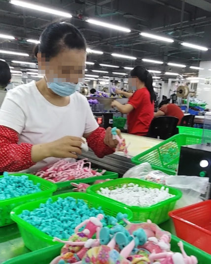 Arbeiterin in Fabrik Changan Mattel arbeitet trotz Fingerverletzung weiter.