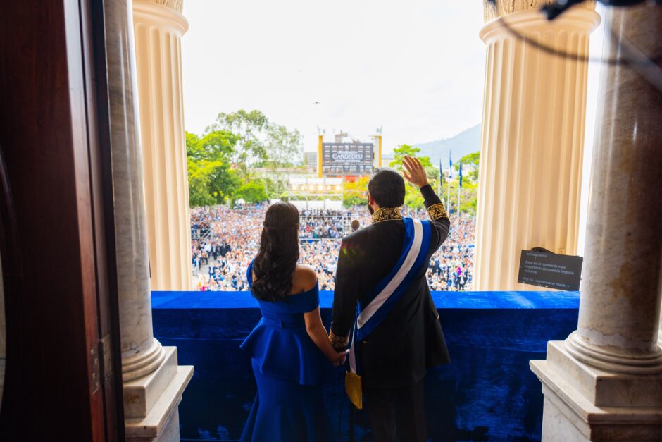 Seit Juni 2019 regiert El Salvadors Präsident Nayib Bukele das Land autoritär. Diesen Sommer startete er in seine zweite Amtszeit. Wir haben die Mitarbeiter*innen unserer CIR-Partnerorganisationen vor Ort befragt, wie sie die Folgen des Wahlergebnisses für das Land und ihre Arbeit einschätzen.