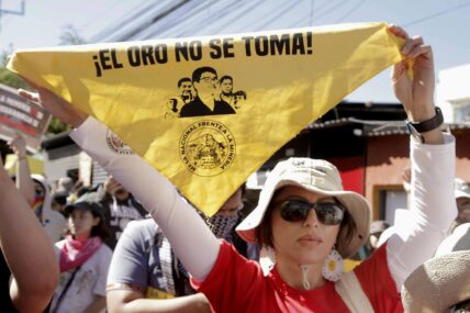 Aktivistin protestiert gegen den Goldabbau in El Salvador.