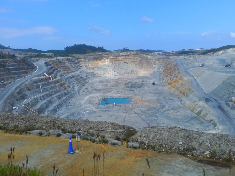 Der Abbaukrater der Mega-Mine in Panama: Auch nach der vorläufigen Schließung noch umweltschädlich. Foto: CIAM